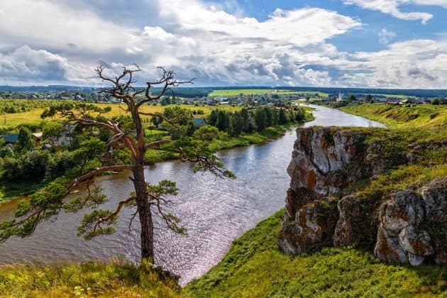 Белые скалы и главная река Среднего Урала